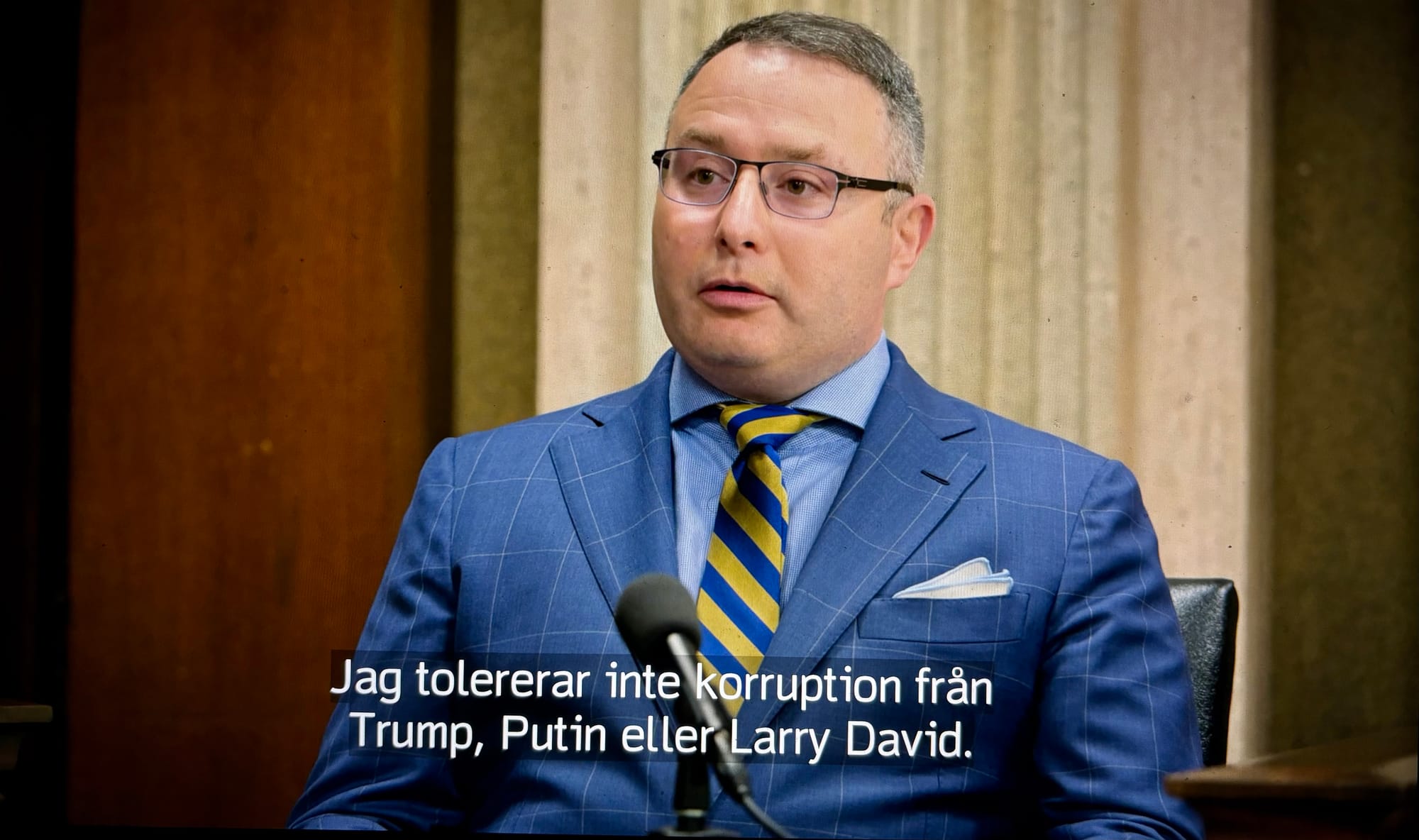 [156] »Jag tolererar inte korruption från Trump, Putin eller Larry David«