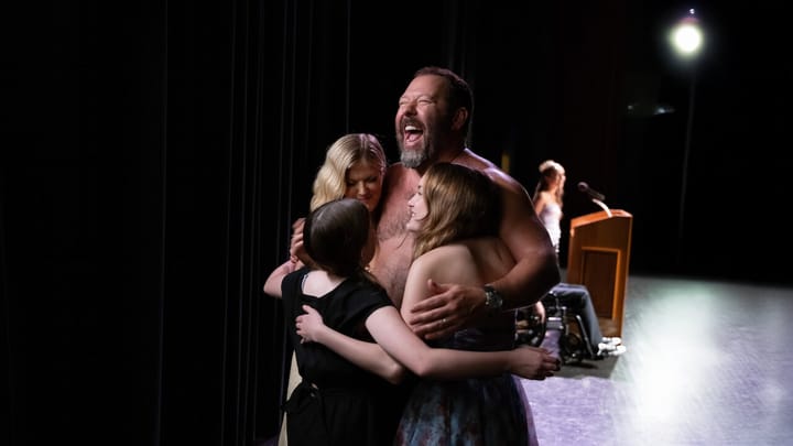 [253] »›Var finns skolskjutarna när vi behöver dem?‹ Free Bert är provocerande supercharmig«